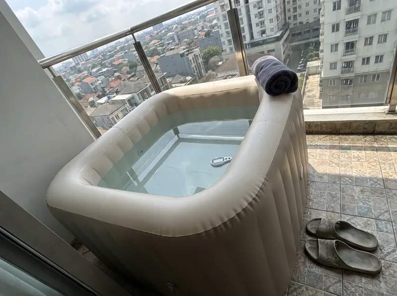 Kolam es tiup persegi di balkon apartemen Jakarta dengan air jernih